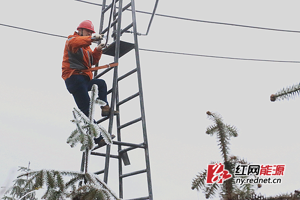 国网永州供电公司员工在220kV 宗桐线融冰监视哨所，实时监测永州电网输电线路覆冰情况。