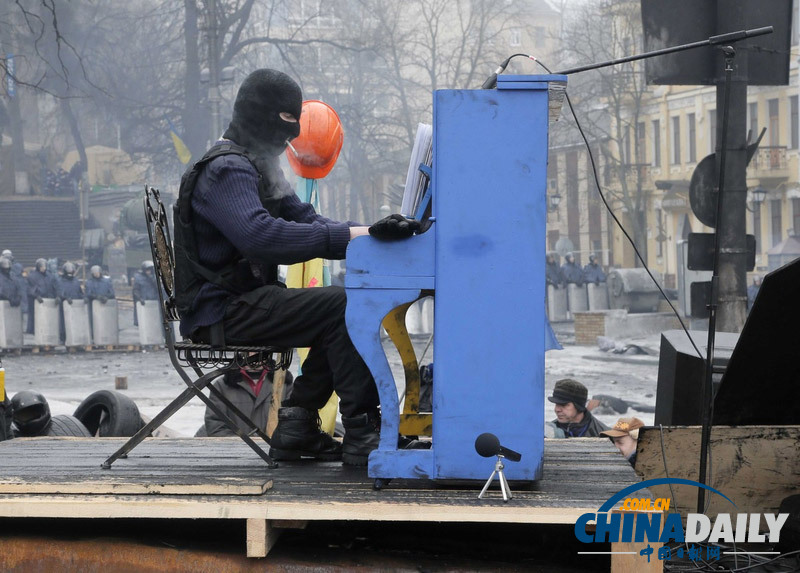 乌克兰示威者无惧警察包围优雅弹琴