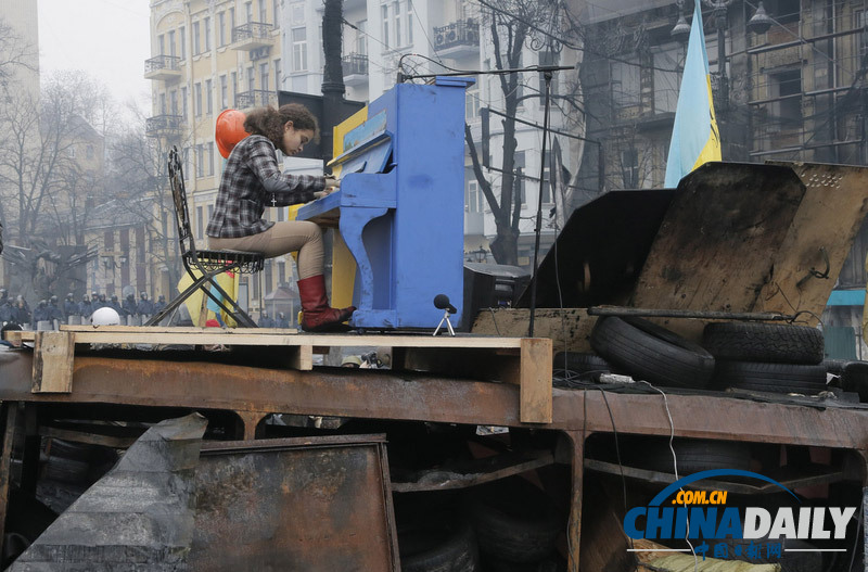 乌克兰示威者无惧警察包围优雅弹琴