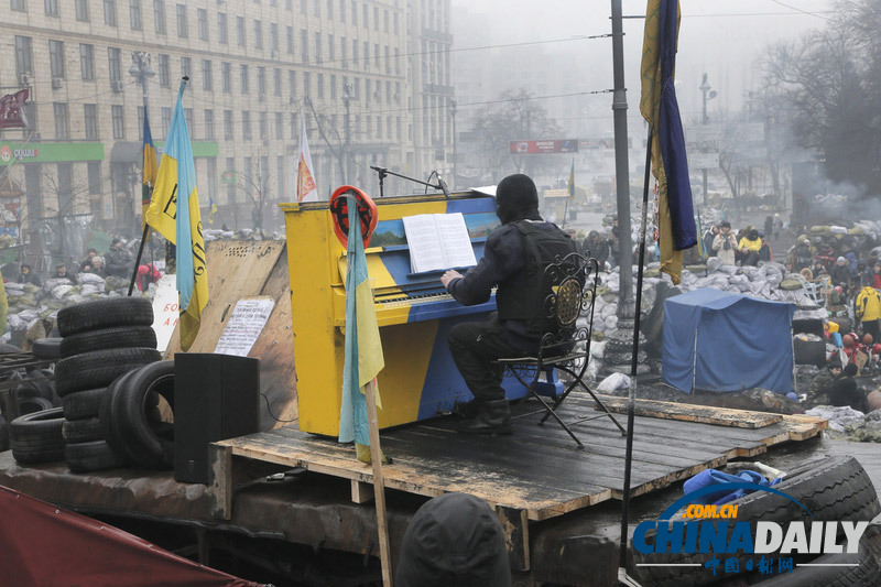 乌克兰示威者无惧警察包围优雅弹琴