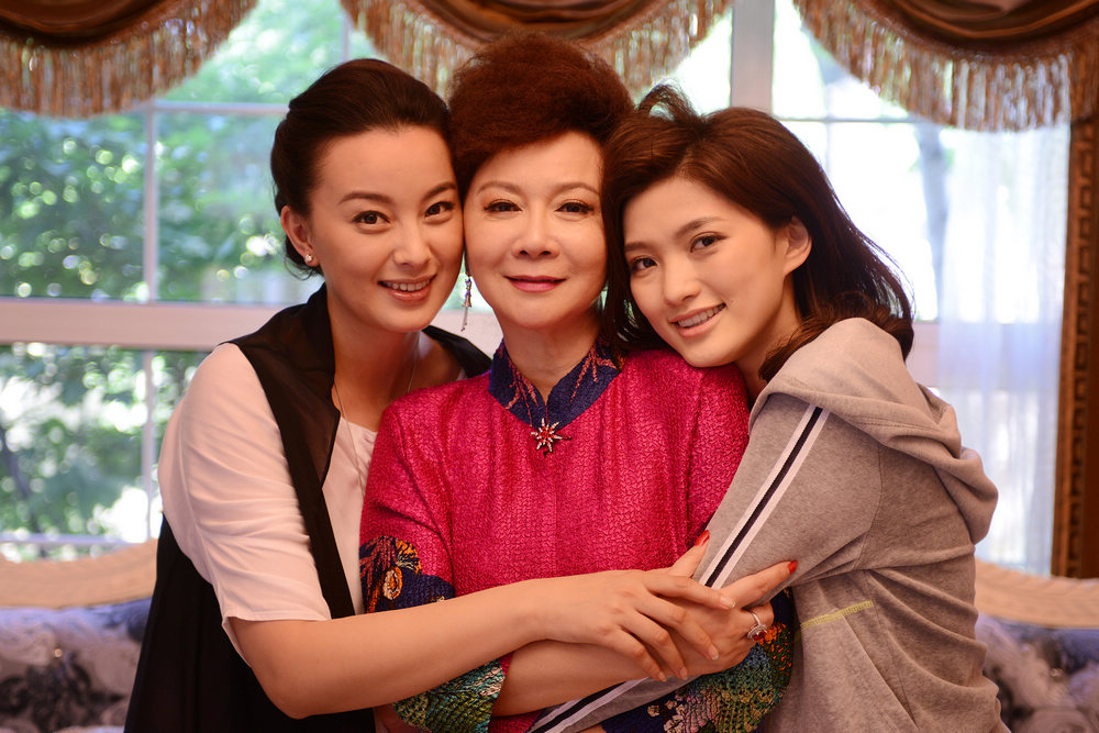 蔡明、朱研、丁丁母女情深