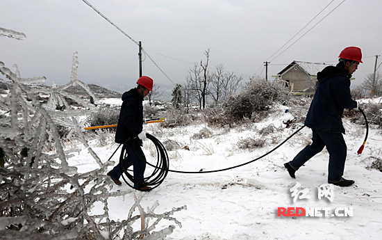 娄底电力工人对高寒山区输电线路除冰(组图)