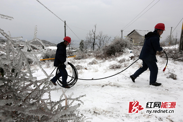 2月11日，湖南省娄底市新化电力公司员工在温塘镇神仙岭村进行人工除冰。