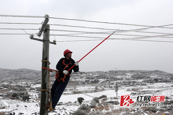 2月11日，湖南省娄底市新化电力公司员工在温塘镇神仙岭村进行人工除冰。