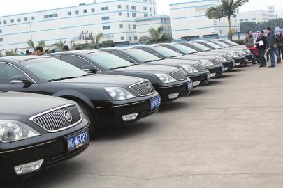 五粮液第一轮车改中等待拍卖的公车。