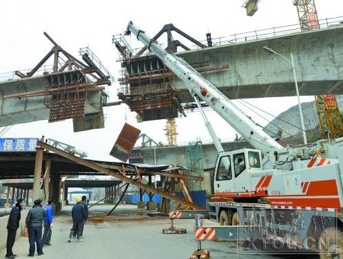 防护棚一侧被撞垮塌（记者 陈旭东 摄）