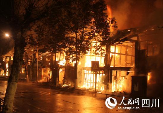 事故现场火光冲天（刘福平 摄）