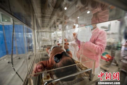 女子剖腹产生下14斤男婴三人一起拉才拿出婴儿