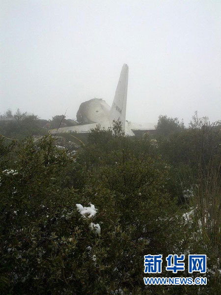 2月11日在阿尔及利亚东部乌姆布瓦吉省拍摄的军用飞机坠毁事故现场。阿尔及利亚军方发言人拉哈迈迪·布卡兰11日说，当天在阿东部乌姆布瓦吉省发生的军用运输机坠毁事故初步确认52人死亡。　　据阿尔及利亚官方媒体报道，布卡兰说，这架失事飞机属于阿尔及利亚空军，当时机上包括机组人员在内共有77人，目前已证实有52人死亡，1人获救。此前有报道称失事飞机上有103人。新华社发