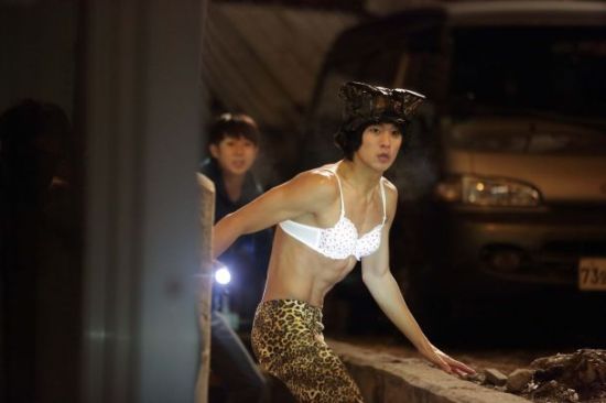 [<em>视频</em>]金秀贤半裸旧照曝光 <em>穿胸罩</em>秀腹肌(图)_红