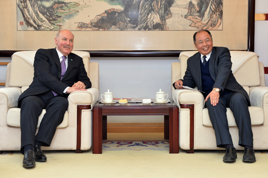 人民日报社社长张研农(右)会见上海合作组织秘书长梅津采夫(左)。(摄影:翁奇羽)