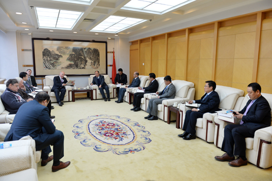 人民日报社社长张研农会见上海合作组织秘书长梅津采夫一行。(摄影:翁奇羽)