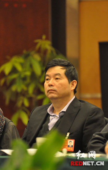 政协委员贺光平在进行分组讨论。