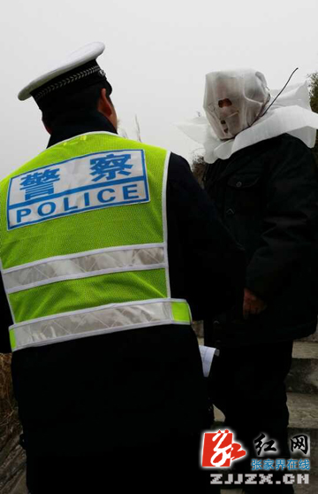 长张高速现蒙面“哨兵”（图）