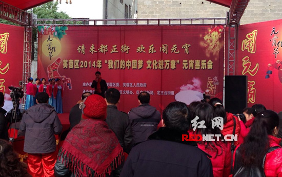 正月十四，长沙定王台都正街欢乐闹元宵庙会上人头攒动。