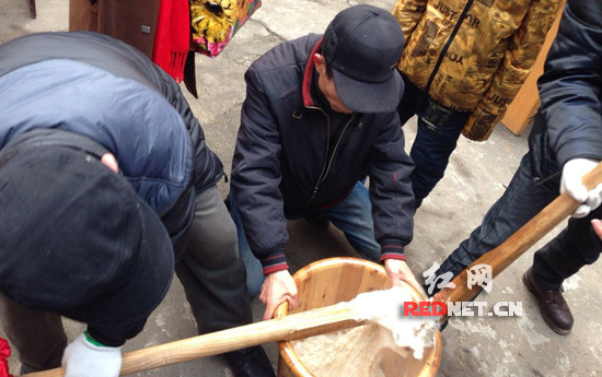 家住都正街的市民余东海还搬出了自己家的打糍粑工具，为来逛庙会的市民们打着糍粑：“用我们的传统小吃招待外来的客人，很高兴，过节就是要这个味。”