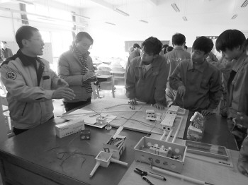 青岛技师学院大学生技师班在上实践操作课,班里学生都是回炉的大学生。