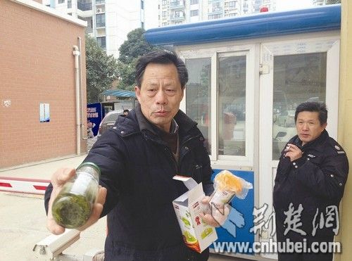 银行多给2.7万武汉男子主动退还 被奖6.5元水杯