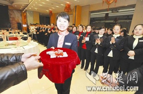 银行多给2.7万武汉男子主动退还 被奖6.5元水杯