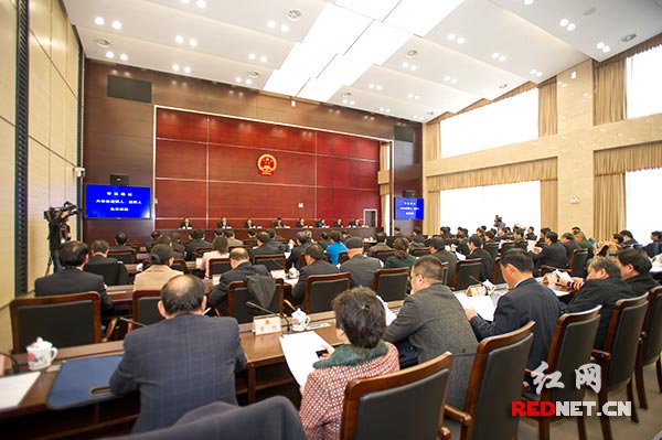 2月13日上午，湖南省十二届人大三次会议召开主席团第三次会议。