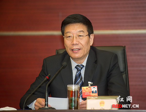 ]-->湖南省委书记、省人大常委会主任徐守盛主持主席团会议。