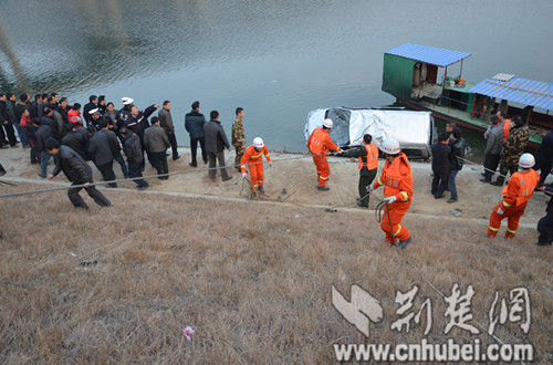 湖北十堰一面包车撞断路灯冲入河中 2人遇难