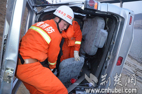 湖北十堰一面包车撞断路灯冲入河中 2人遇难