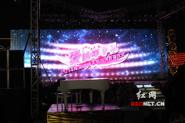 14日晚，2014梅溪湖国际灯光节暨元宵灯会之情人节万人祈福仪式“爱的牵手礼”在梅溪湖国际新城浪漫开启。