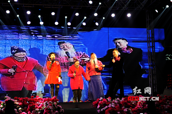 两位结婚50多年的老人被当作嘉宾邀请到祈福现场。