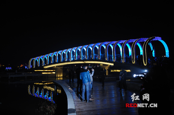 用灯光效果打造的“时空隧道”吸引游人驻足。