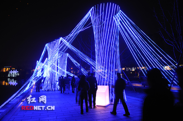 游人在梦幻般的彩灯中穿行。