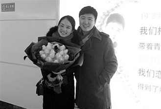 杭州一小伙租下十个橱窗海报求婚 女友泪流满面