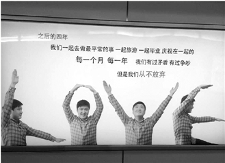 小丁用10面广告屏，述说了他的真情，也告诉了我们一个美好的爱情故事。