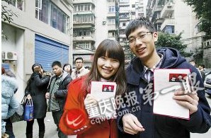 ■陈鹏、吴茜通过预约，早早办完手续，引得排队的人一片羡慕。