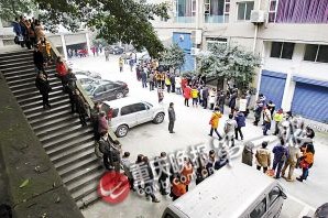 ■陈鹏、吴茜通过预约，早早办完手续，引得排队的人一片羡慕。