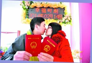 新人双节挤爆婚姻登记处 母亲凌晨替女儿排队