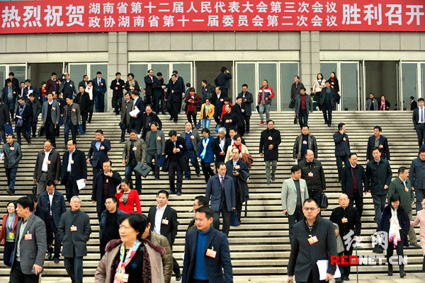 刘容 摄影 明健飞)湖南省第十二届人民代表大会第三次会议圆满完成了