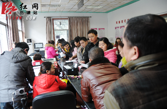 【当情人节遇上元宵节】结婚登记迎高潮 一上午登记近百对