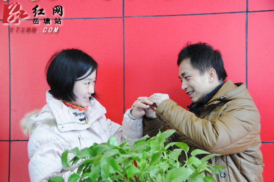 【当情人节遇上元宵节】结婚登记迎高潮 一上午登记近百对