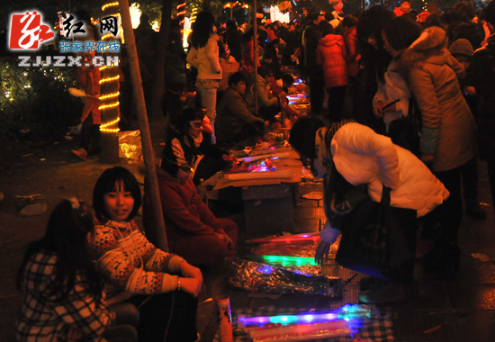 张家界市民观灯赏景欢庆元宵（组图）