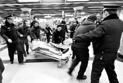 急救人员将男子用担架车推出，此时其已不幸身亡 摄/法制晚报记者 郭谦