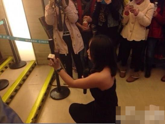 一段浪漫而又霸气的求婚过程。称此求婚霸气，那是因为这是一场女向男求婚。