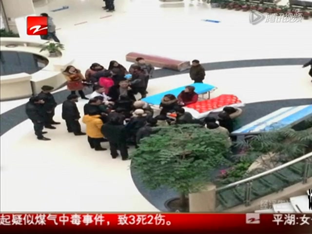 患者家属抬尸体医院闹事逼主治医生下跪截图