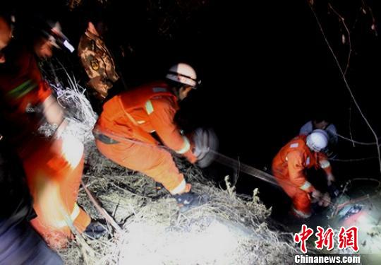 遂宁越野车将正在路边行走的老年夫妇撞倒压在车底，救援官兵正在营救。 刘琳 摄