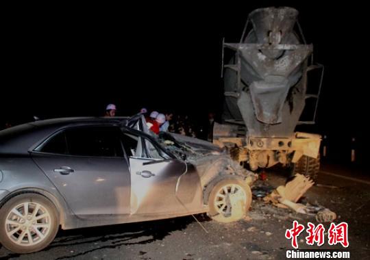 遂宁越野车将正在路边行走的老年夫妇撞倒压在车底，救援官兵正在营救。 刘琳 摄