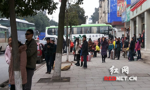 客运车辆有序进站，站外站满了候车的旅客