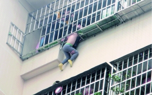 警民合力在施救被卡在防盗网的男童。通讯员供图