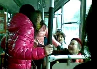 女孩公交上未及时让座 乘客分两拨吵起来(图)