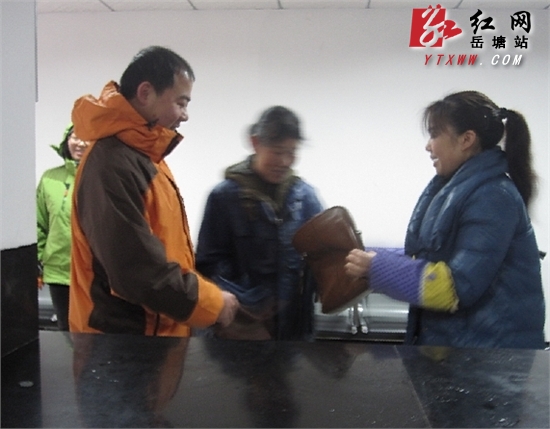 寒冬的温暖 鸦雀塘社区清扫员拾金不昧