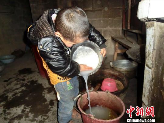 担心米漏出来，淘米时“涛涛”格外小心 陈开平 摄